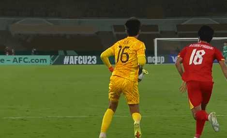 九游官方-真出名了！李昊赛后获越南教练摸头点赞：越南球迷呼吁给他立碑